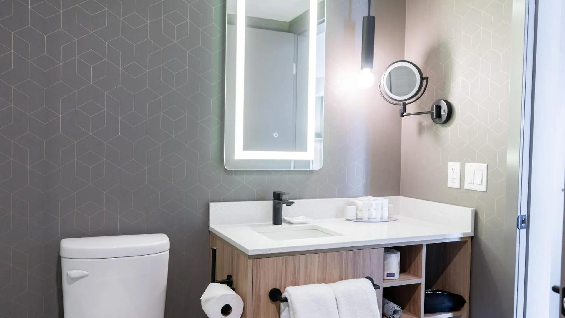 Sandman Signature Winnipeg Airport Hotel & Suites