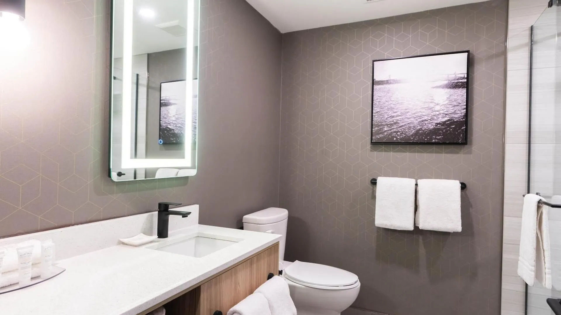 Sandman Signature Winnipeg Airport Hotel & Suites 4*,